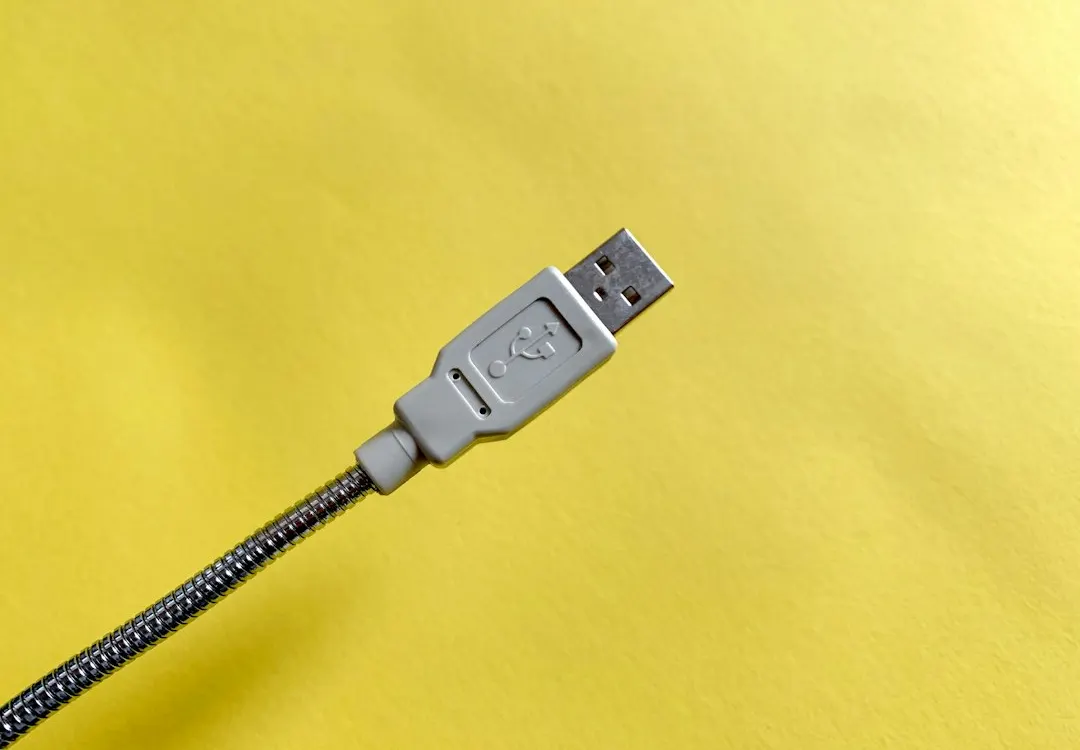 Cara Membersihkan Port USB dan Lubang Audio dengan Aman