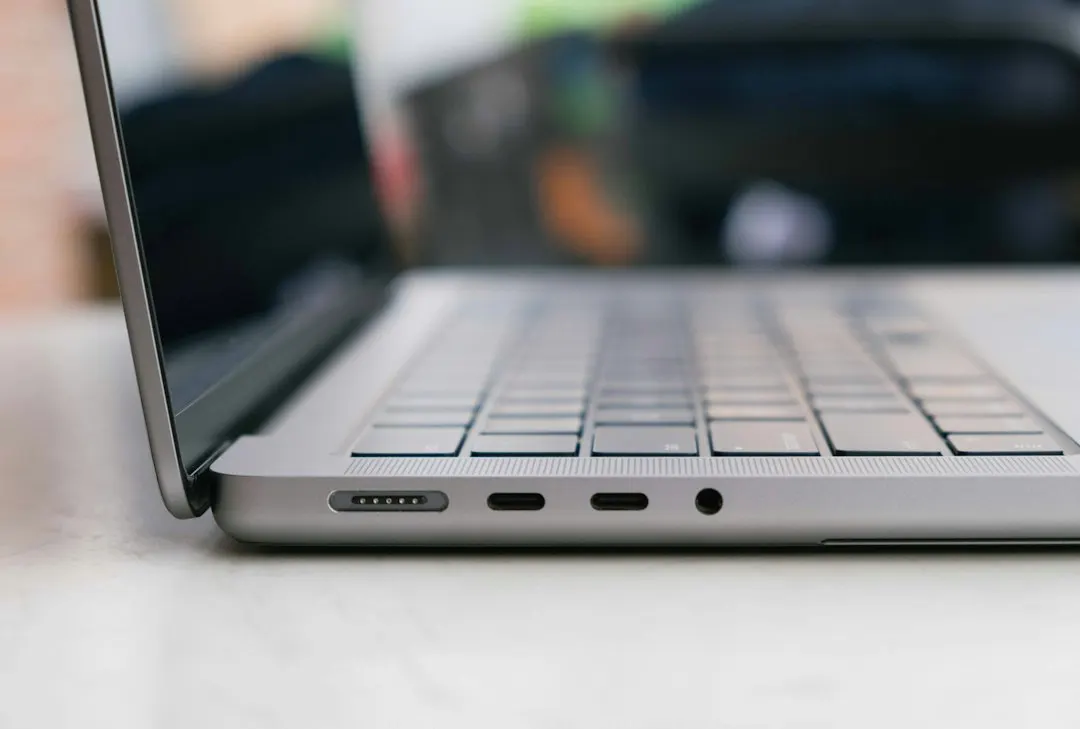Cara Merawat Engsel Laptop agar Tidak Longgar atau Retak